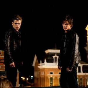 Paul Wesley e Ian Somerhalder in una scena dell'episodio Night of the Comet di The Vampire Diaries