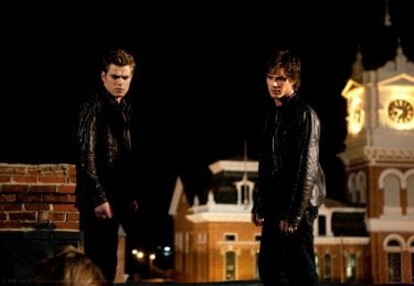 Paul Wesley e Ian Somerhalder in una scena dell'episodio Night of the Comet di The Vampire Diaries