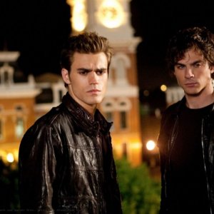 Paul Wesley e Ian Somerhalder nell'episodio Night of the Comet di The Vampire Diaries