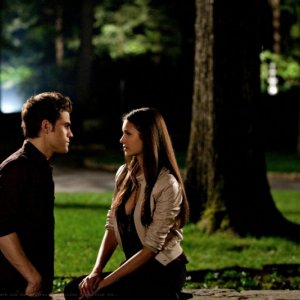 Paul Wesley e Nina Dobrev nell'episodio Night of the Comet di The Vampire Diaries