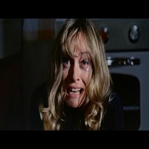 Suzy Kendall in una scena del film L'uccello dalle piume di cristallo (1970)