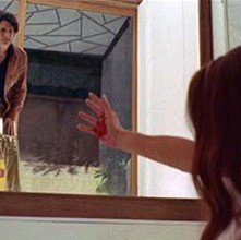 Tony Musante ed Eva Renzi in una scena del film L'uccello dalle piume di cristallo (1970)