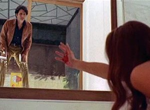 Tony Musante ed Eva Renzi in una scena del film L'uccello dalle piume di cristallo (1970)