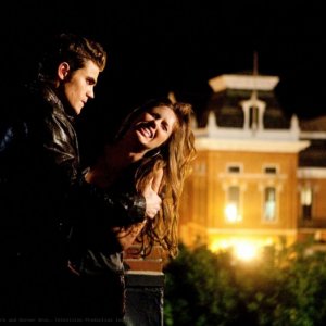 Una scena dell'episodio Night of the Comet di The Vampire Diaries