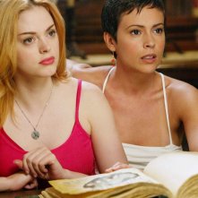 Alyssa Milano e Rose McGowan in una scena dell'episodio 'L'isola delle guerriere (Parte 2)' di Streghe