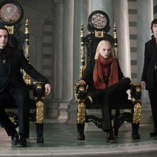 Michael Sheen (Aro), Jamie Campbell Bower (Caius) e Cameron Bright (Alec) in una scena del film Twilight: New Moon