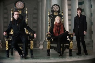 Michael Sheen (Aro), Jamie Campbell Bower (Caius) e Cameron Bright (Alec) in una scena del film Twilight: New Moon