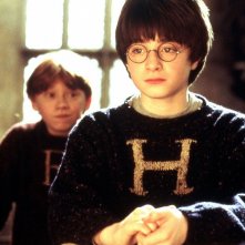 Daniel Radcliffe con alle spalle Rupert Grint in una scena di Harry Potter e la Pietra Filosofale