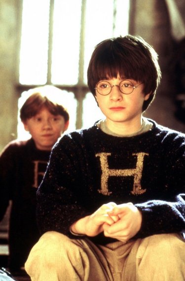 Daniel Radcliffe con alle spalle Rupert Grint in una scena di Harry Potter e la Pietra Filosofale