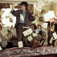 Daniel Radcliffe (Harry Potter) e la famiglia Dursleys in una scena del film Harry Potter e la pietra filosofale