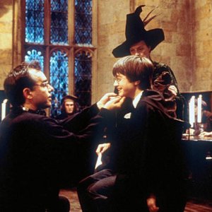 Daniel Radcliffe, Maggie Smith e Chris Columbus sul set del film Harry Potter e la pietra filosofale