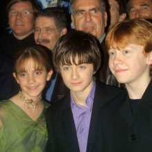 Emma Watson, Daniel Radcliffe e Rupert Grint con alcuni produttori alle spalle, alla premiere New Yorkese del film Harry Potter e la Pietra Filosofale