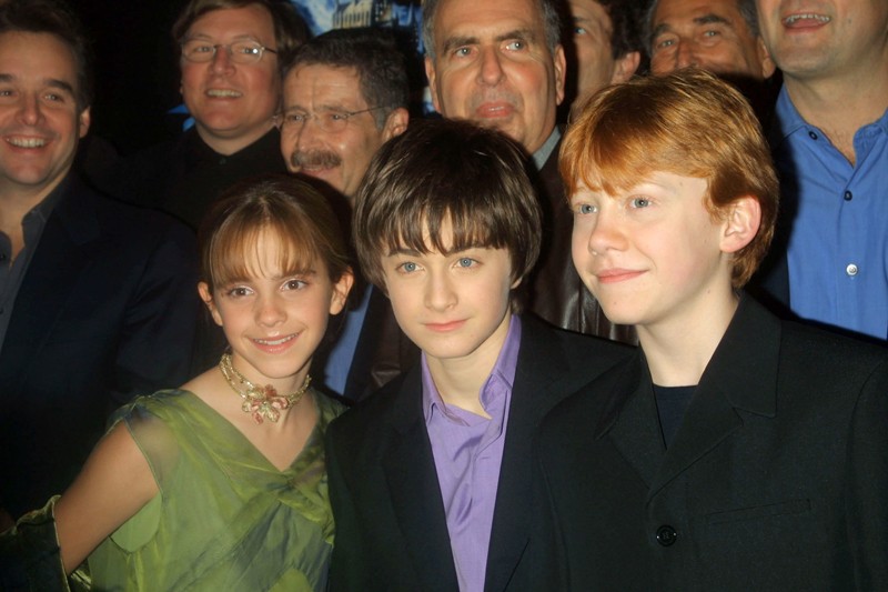 Emma Watson, Daniel Radcliffe e Rupert Grint con alcuni produttori alle spalle, alla premiere New Yorkese del film Harry Potter e la Pietra Filosofale