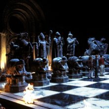 Emma Watson, Rupert Grint e Daniel Radcliffe sulla scacchiera gigante in una scena di Harry Potter e la Pietra Filosofale