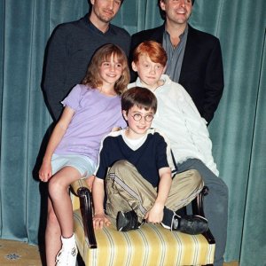 Il regista Chris Columbus con Daniel Radcliffe, Emma Watson, Rupert Grint e il produttore David Heyman annunciano la realizzazione del film Harry Potter e la pietra filosofale