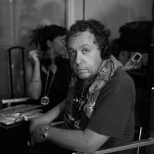 Il regista di Alexis Sweet sul set di Intelligence