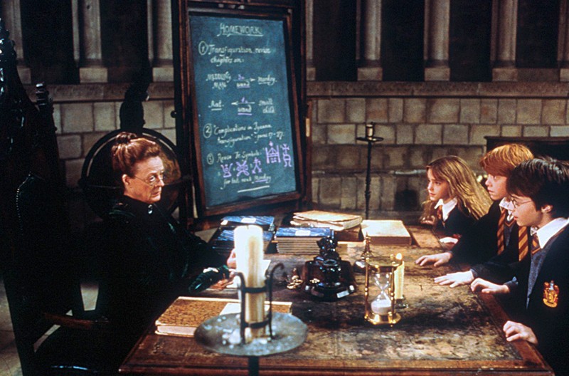 Maggie Smith, Daniel Radcliffe, Emma Watson e Rupert Grint in una scena di Harry Potter e la pietra filosofale