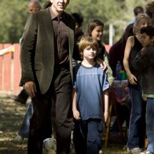 Nicolas Cage e Chandler Canterbury in una scena del film Segnali dal futuro