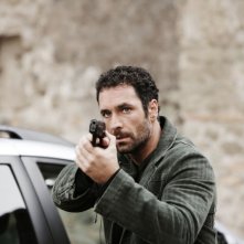 Raoul Bova in una sequenza d'azione di Intelligence