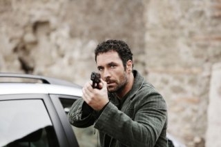 Raoul Bova in una sequenza d'azione di Intelligence