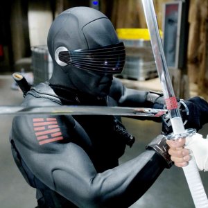 Ray Park (Snake Eyes) in una scena di lotta, nel film G.I.Joe: La nascita dei Cobra