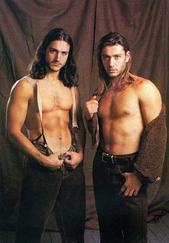 Rossano Rubicondi insieme a suo fratello sulla rivista gay 'Adam' negli anni '90