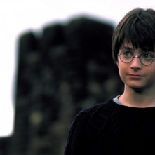 Un primo piano del piccolo Harry Potter (Daniel Radcliffe) in una scena del film Harry Potter and the Sorcerer's Stone