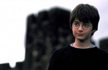 Un primo piano del piccolo Harry Potter (Daniel Radcliffe) in una scena del film Harry Potter and the Sorcerer's Stone