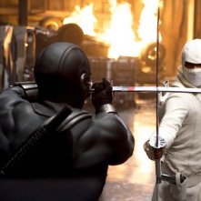 Una scena di combattimento tra Ray Park (Snake Eyes) e Lee Byung-hun (Storm Shadow) nel film G.I.Joe: La nascita dei Cobra