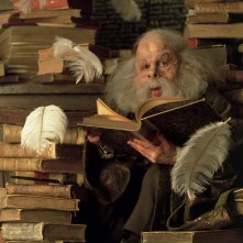 Warwick Davis è Professor Flitwick in una scena del film Harry Potter and the Sorcerer's Stone