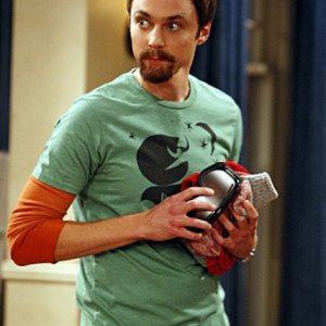 Jim Parsons nell'episodio The Electric Can Opener Fluctuation di  The Big Bang Theory