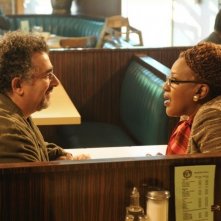 Saul Rubinek e CCH Pounder in una scena dell'episodio Breakdown di Warehouse 13