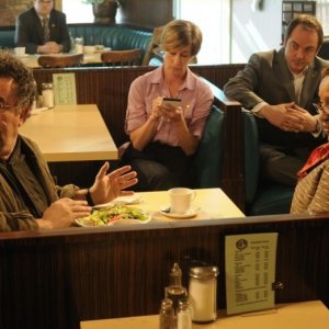 Saul Rubinek e CCH Pounder nell'episodio Breakdown di Warehouse 13