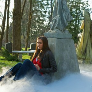 Nina Dobrev in una scena del Pilot della prima stagione The Vampire Diaries