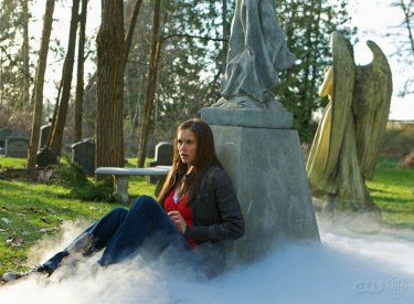 Nina Dobrev in una scena del Pilot della prima stagione The Vampire Diaries