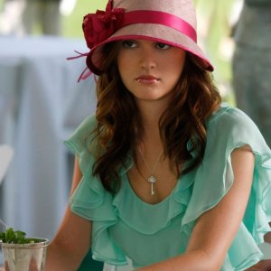 Un'elegante Blair Waldorf (Leighton Meester) in una scena dell'episodio Reversals of Fortune di Gossip Girl