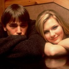 J. Hartnett e K. Dunst in un'immagine promo de Il giardino delle vergini suicide