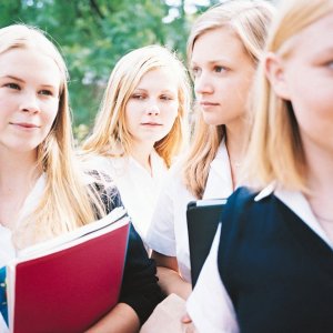 Kirsten Dunst, Leslie Hayman, Chelse Swain e A.J. Cook in una scena del film 'Il giardino delle vergini suicide'