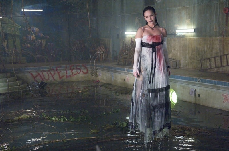 La fluttuante Jennifer Check (Megan Fox) in una sequenza del film Jennifer's Body