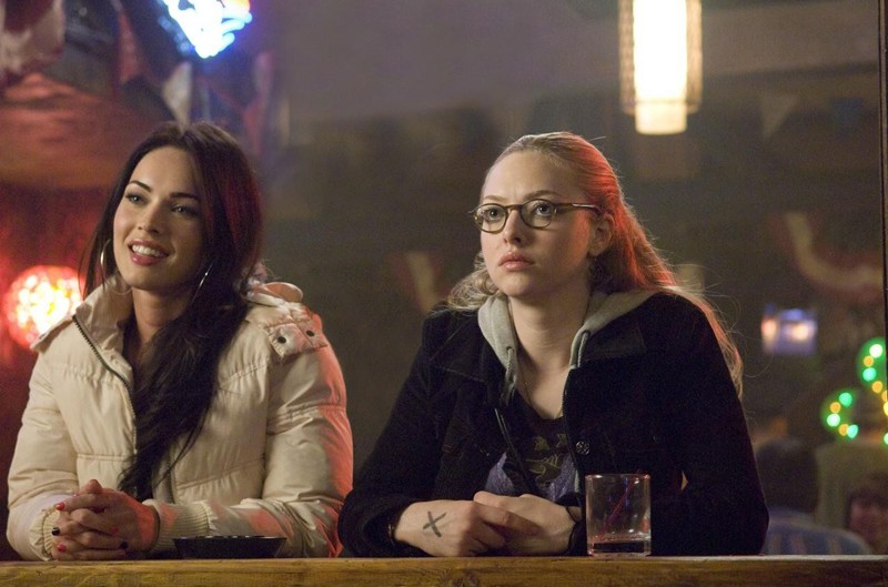 Le amiche Jennifer (Megan Fox) e Needy (Amanda Seyfried) in una scena del film Il corpo di Jennifer