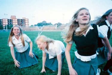 Le sorelle Lisbon in una scena del film The Virgin Suicides