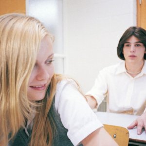 Lux (Kirsten Dunst) e Trip (Josh Hartnett) a scuola ne 'Il giardino delle vergini suicide'