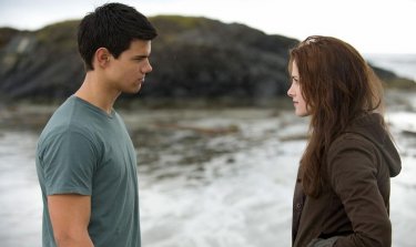 Taylor Lautner e Kristen Stewart, uno di fronte all'altra, nel film Twilight: New Moon