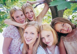 Un'immagine di Kirsten Dunst, Hanna Hall, Leslie Hayman, Chelse Swain e A.J. Cook per 'Il giardino delle vergini suicide'