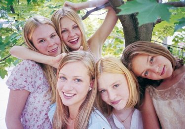 Uma imagem de Kirsten Dunst, Hanna Hall, Leslie Hayman, Chelse Swain e AJ Cook para 'The Virgin Suicides'