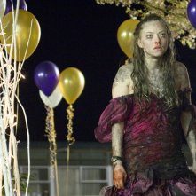 Una sconvolta Needy (Amanda Seyfried) in una sequenza del film horror Il Corpo di Jennifer