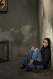Una foto promozionale di Michelle Borth per la serie The Forgotten