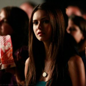 Elena è Nina Dobrev in primo piano nell'episodio Friday Night Bites di The Vampire Diaries