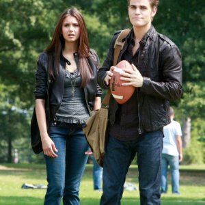 Elena (Nina Dobrev) con Stefan (Paul Wesley) in una scena dell'episodio Friday Night Bites di The Vampire Diaries