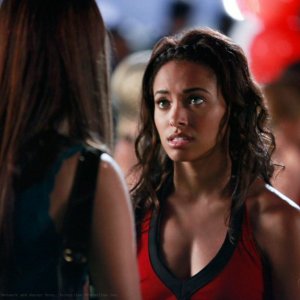 Elena (Nina Dobrev) parla con Bonnie (Katerina Graham) nell'episodio Friday Night Bites di The Vampire Diaries